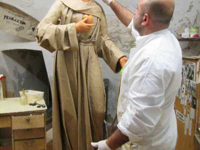 La fase pi� importante nella creazione di un'opera in cartapesta � la vestizione